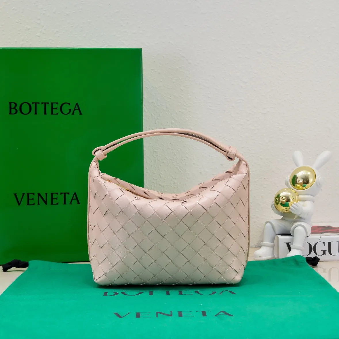 Batch 1360 #BvWallace Shoulder Lunch Bag 🔥 A lunch box bag that you can just grab and go. It is made of classic intrecciato weaving technology and reflects the craftsmanship of Bottega. The entire bag is made of top-grade happa lambskin. It is very soft and lightweight. The small bag shape is cute and exquisite. The interior capacity is also very large and can be carried under the arm. It is quite practical! The bottom of the bag is made of gold metal to prevent wear and tear. The details are really good! Choose this elegant commuting bag for Zaoba people~ Size: 22x13x9.5, model number; 7748#